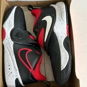 Nike Team Hustle D 11 - youth size 7